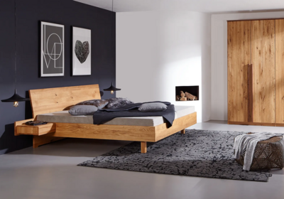 Holzschmiede Bett Tenso in Wildeiche mit Nachkonsolen, Fußteil in schwebender Ausführung