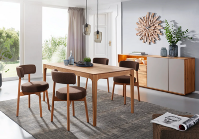 Holzschmiede Esstischgruppe in Eiche, Polsterstühle Lignums Art, Tisch in Eiche, Holzschmiede Kommode Jaso in Wildeiche mit grau lackiertem Mattglas