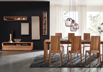 Holzschmide Jaso Sideboard in Kernbuche, Jaso Hängeschränke mit grauen Mattglastüren, Holzschmiede Essgruppe in Kernbuche, Tisch Lignums Arts T03 mit Julia 5 Stühlen