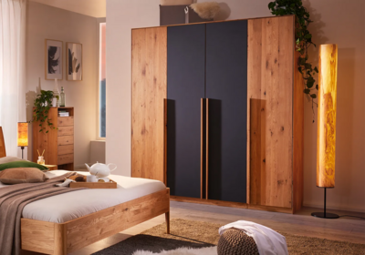 Holzschmiede Kleiderschrank Jaso, 4 Türig in Eiche, Glatte Türen, anthrazite Mattglastüren